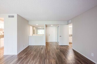 The Villas at Woodland Hills in Woodland Hills, CA - Foto de edificio - Building Photo