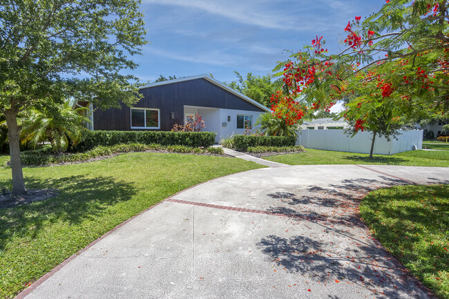 515 Appian Way NE in St. Petersburg, FL - Building Photo - Building Photo