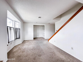 588 N Broadway in Saratoga Springs, NY - Foto de edificio - Building Photo