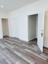 4043 1/2 W 21st St, Unit 4043  half in Los Angeles, CA - Foto de edificio - Building Photo