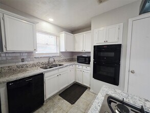 15330 Oak Terrace Dr in Houston, TX - Building Photo - Building Photo