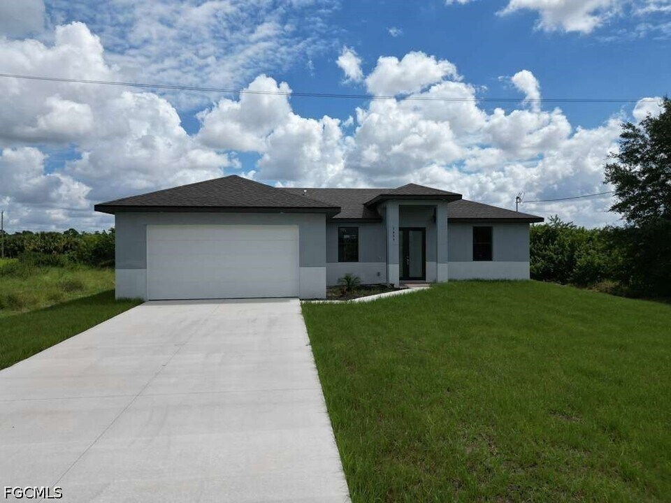 1051 Eisenhower Blvd in Lehigh Acres, FL - Building Photo