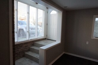 114 Pinewood Dr in Plymouth, MI - Foto de edificio - Building Photo