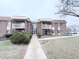 460 N Wilke Rd in Palatine, IL - Building Photo