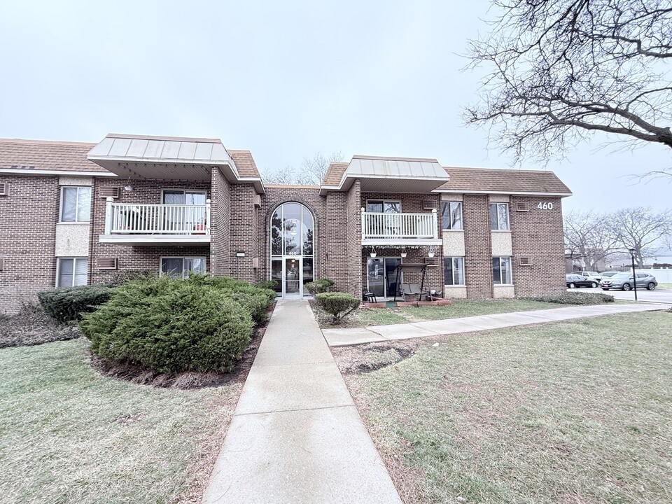 460 N Wilke Rd in Palatine, IL - Building Photo