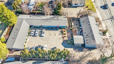 15559 NE Glisan St in Portland, OR - Building Photo - Building Photo