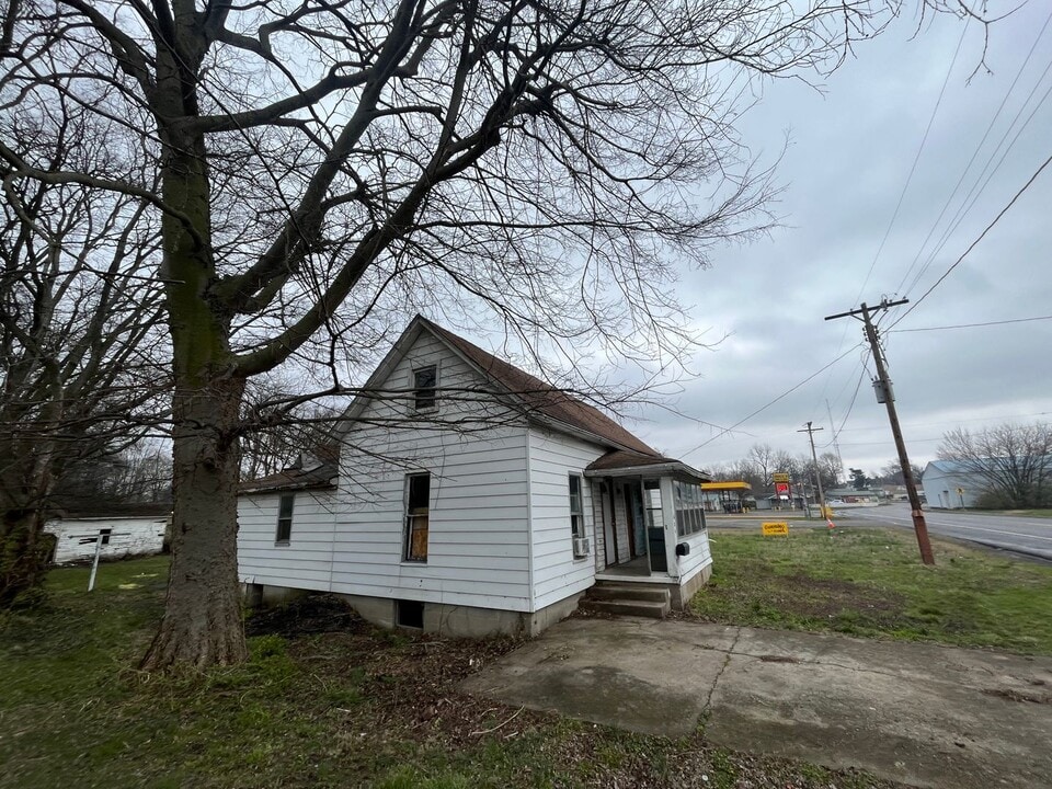 624 W Poplar St in Harrisburg, IL - Building Photo