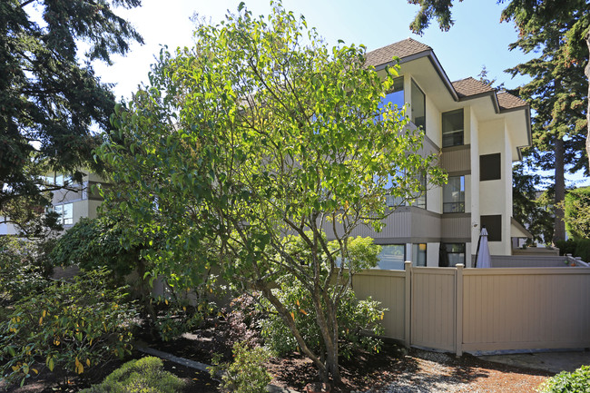 Cypress Manor in White Rock, BC - Building Photo - Building Photo