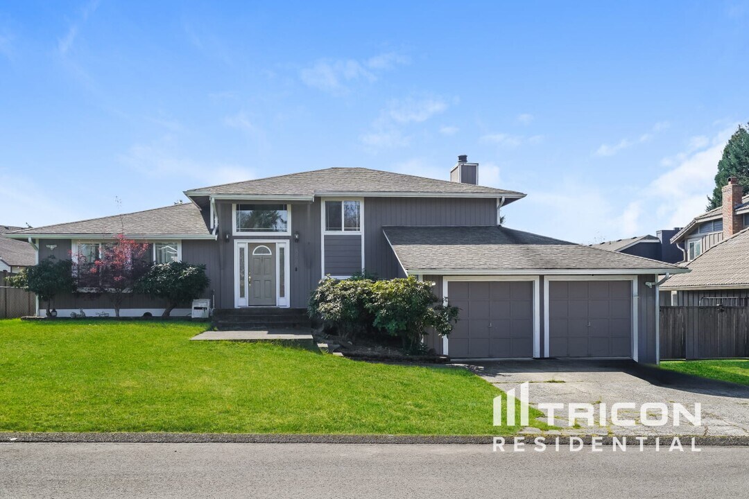 9808 73rd St SW in Lakewood, WA - Building Photo