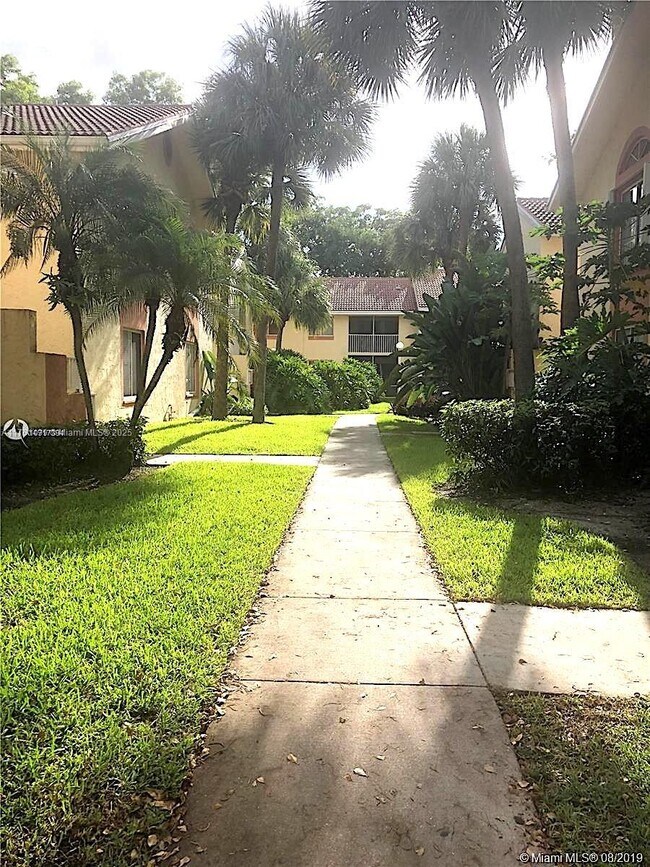 1024 Coral Club Dr in Coral Springs, FL - Building Photo - Building Photo