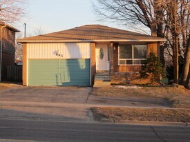 903 King St E in Oshawa, ON - Building Photo