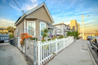 839 N Bunker Hill Ave in Los Angeles, CA - Foto de edificio - Building Photo