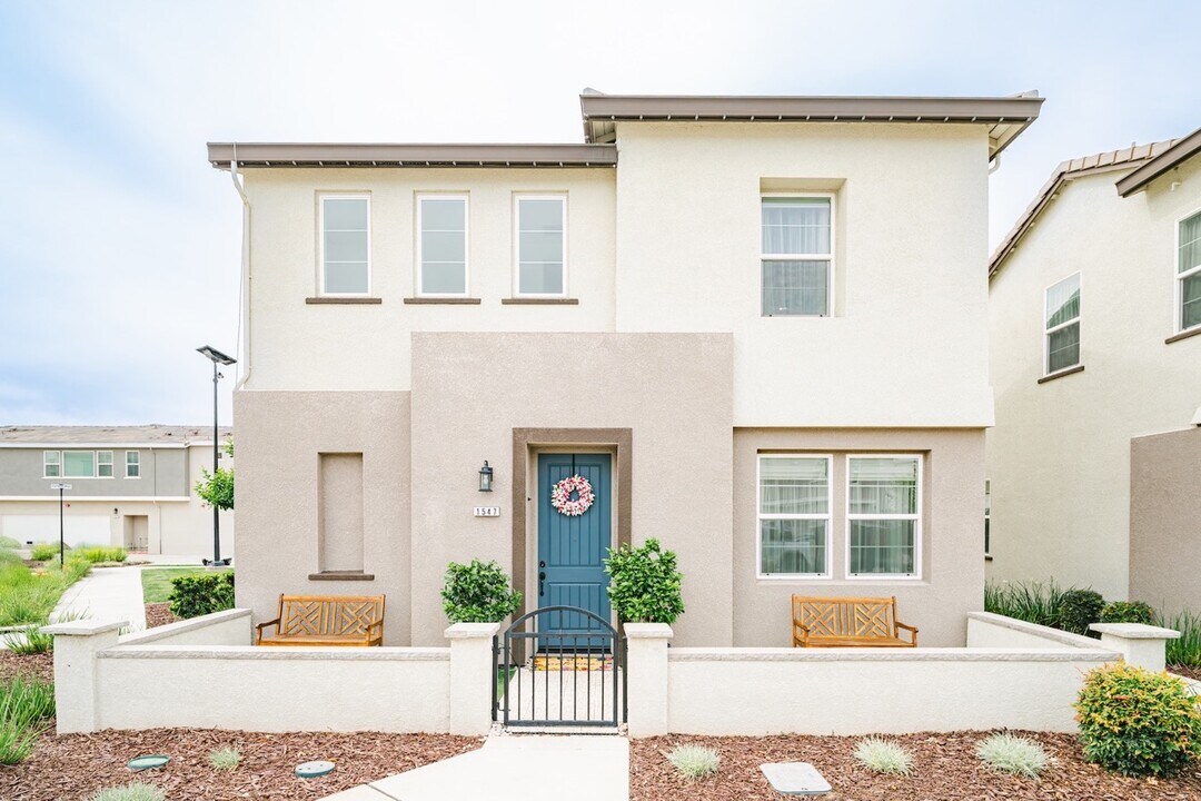 1547 Currents Way in Lathrop, CA - Building Photo
