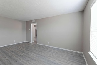 531 Bedford Rd in Bedford, TX - Foto de edificio - Building Photo