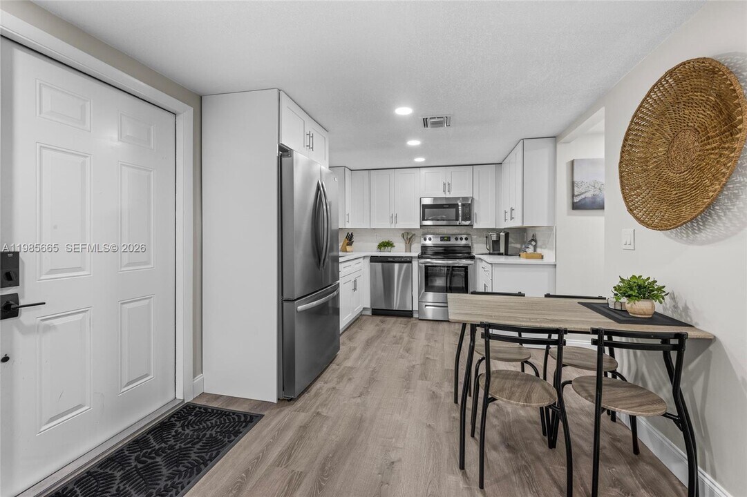 6674 4th St in Jupiter, FL - Building Photo