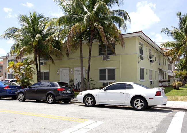 50 Majorca Ave in Coral Gables, FL - Foto de edificio - Building Photo