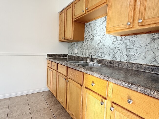 106 Shepherd St E in Windsor, ON - Building Photo - Building Photo