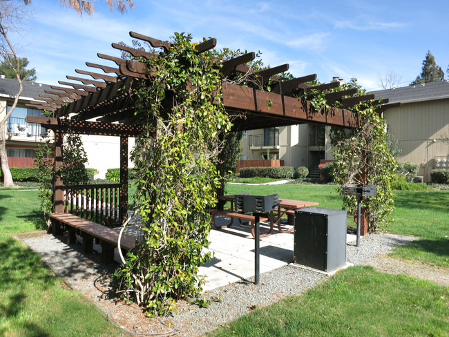 Hidden Place Apartments in Yuba City, CA - Foto de edificio - Building Photo