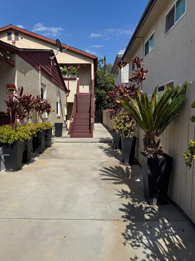 5742 Woodman Ave, Unit #2 in Van Nuys, CA - Foto de edificio - Building Photo