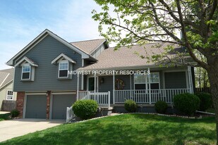 913 NE Michael Dr in Lee's Summit, MO - Building Photo