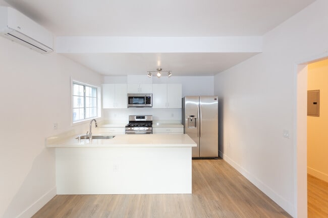 1344-1350 N Alta Vista Blvd in Los Angeles, CA - Foto de edificio - Building Photo