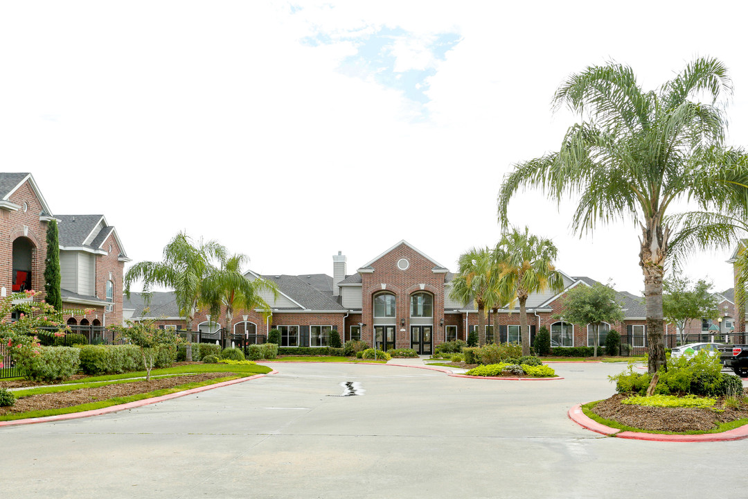 Lafayette Village in Houston, TX - Building Photo