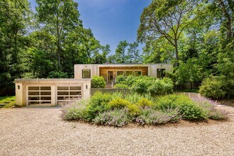 256 Town Ln in Amagansett, NY - Building Photo - Building Photo