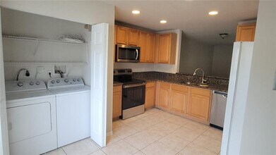 5923 Manchester Way in Tamarac, FL - Building Photo - Building Photo