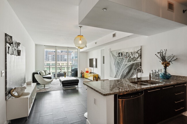 951 Brickell Ave, Unit 3700 in Miami, FL - Building Photo - Building Photo