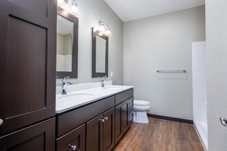 122 Cathy Jean Ct in Waterloo, IA - Building Photo - Building Photo