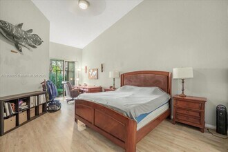 2400 E Aragon Blvd in Sunrise, FL - Building Photo - Building Photo