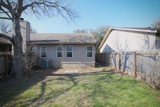 8804 Piney Point Dr in Austin, TX - Foto de edificio - Building Photo