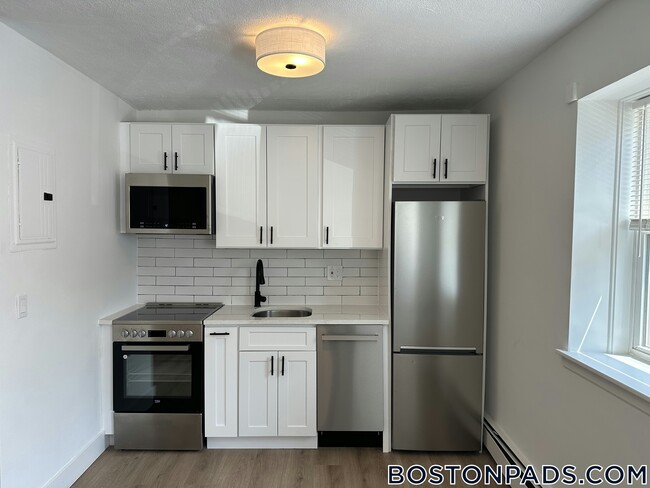 740 E 7th St, Unit 7 in Boston, MA - Foto de edificio - Building Photo