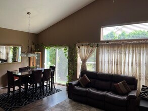 2346 NE Ashton Way in Hillsboro, OR - Building Photo - Building Photo