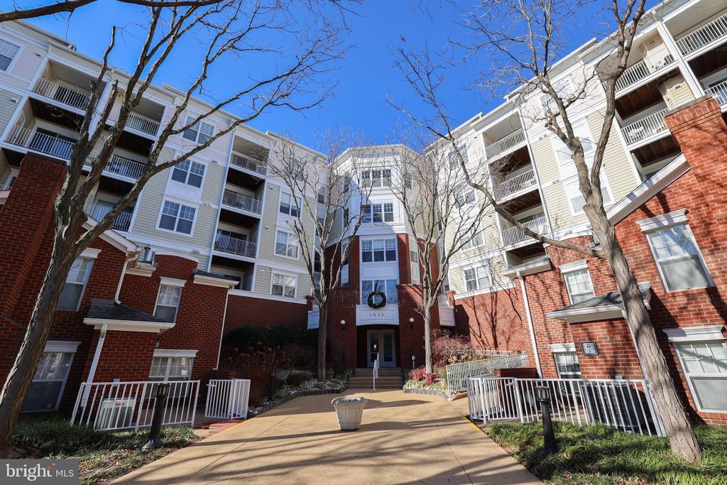 1625 International Dr in McLean, VA - Building Photo