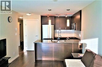 7117 Elmbridge Way in Richmond, BC - Building Photo - Building Photo