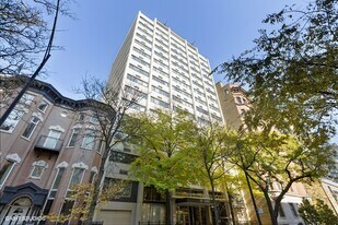 30 E Division St in Chicago, IL - Building Photo