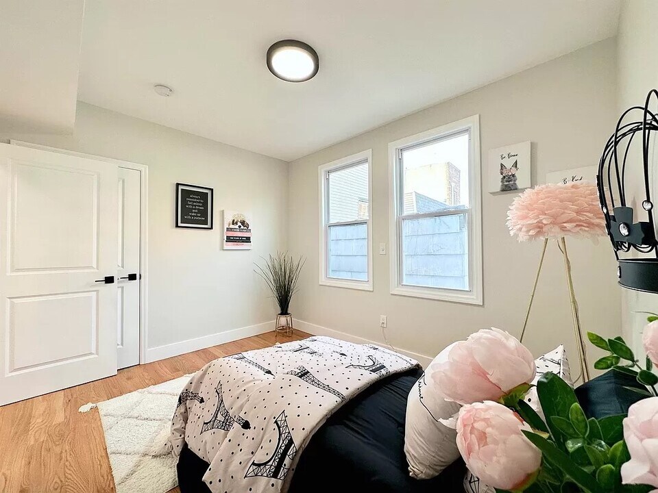 669 Summit Ave in Jersey City, NJ - Building Photo