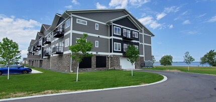 104 Lake Shore Dr NE in Bemidji, MN - Foto de edificio - Building Photo