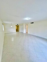 195 Lakeview Dr in Weston, FL - Building Photo - Building Photo