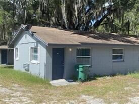 400 Terry St in Wildwood, FL - Building Photo