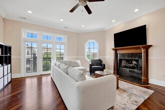 911 W Roscoe St, Unit 4 in Chicago, IL - Building Photo - Building Photo