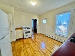 66 Center St in Bangor, ME - Foto de edificio - Building Photo