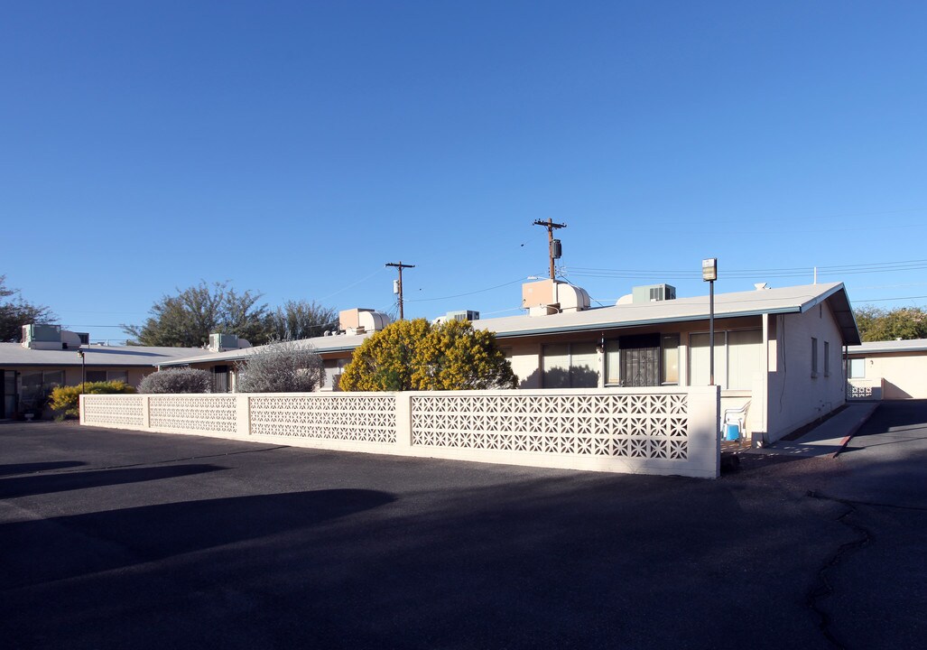 Park Plaza Apartments in Tucson, AZ - Building Photo