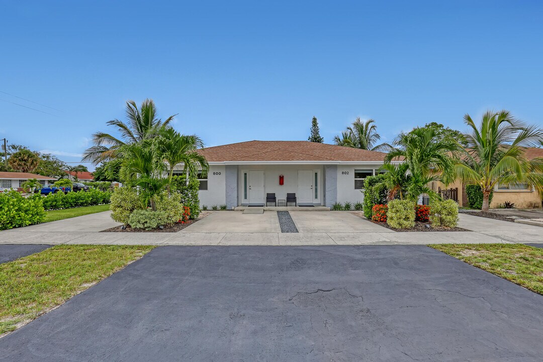 800 S Broadway in Lantana, FL - Foto de edificio