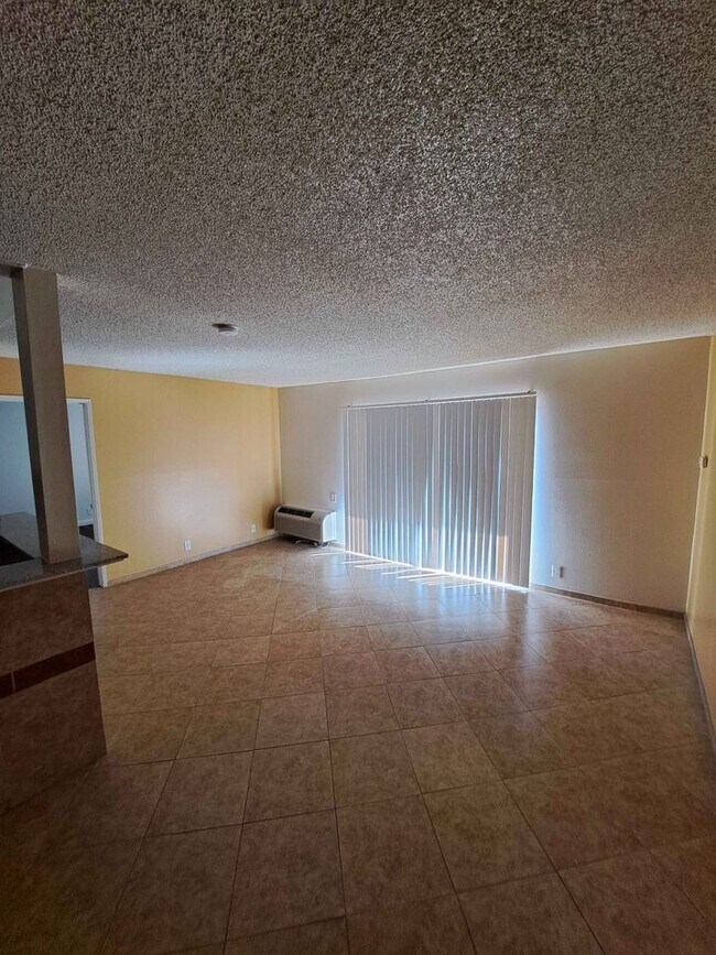 The Pines in Van Nuys, CA - Foto de edificio - Building Photo