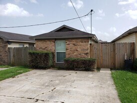 230 Briarcliff Dr in Youngsville, LA - Building Photo