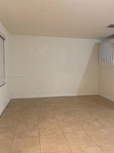 9228 W 33rd Way in Hialeah, FL - Building Photo - Building Photo