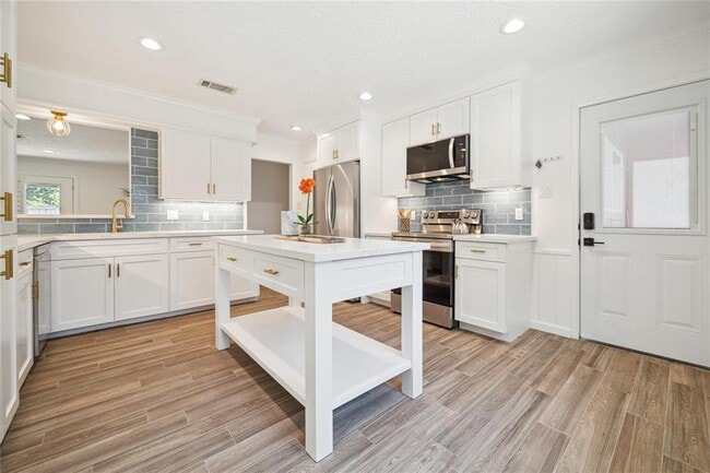 property at 5503 Oakhaven Ln