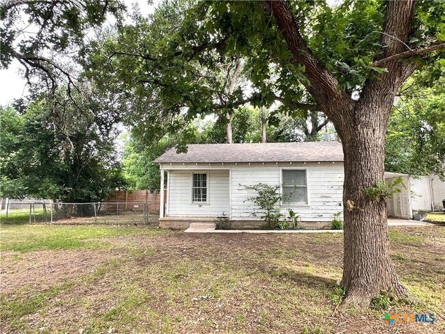 724 W San Antonio St in San Marcos, TX - Building Photo - Building Photo